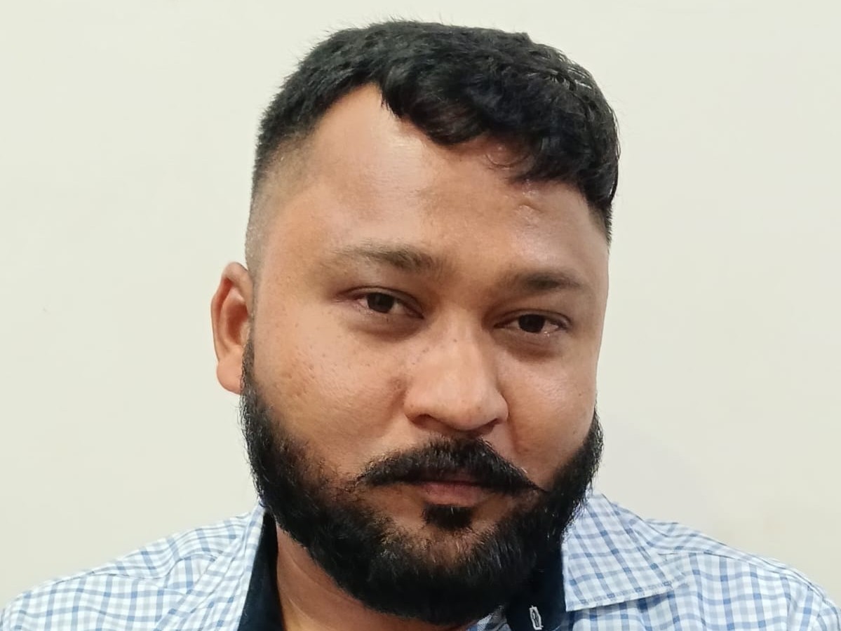 क्लर्क अविनाश ठाकुर ने चपरासी को पैसे लेने कहा था।