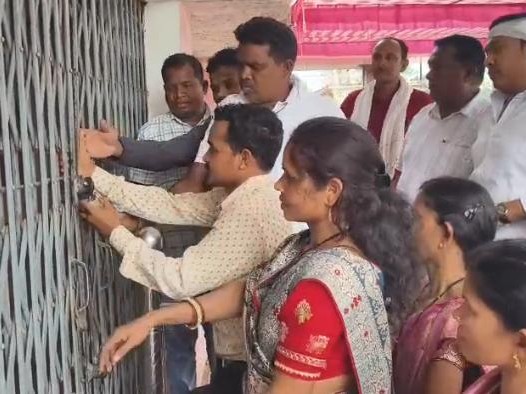 नाराज सदस्यों ने जनपद कार्यालय में ताला लगा दिया।