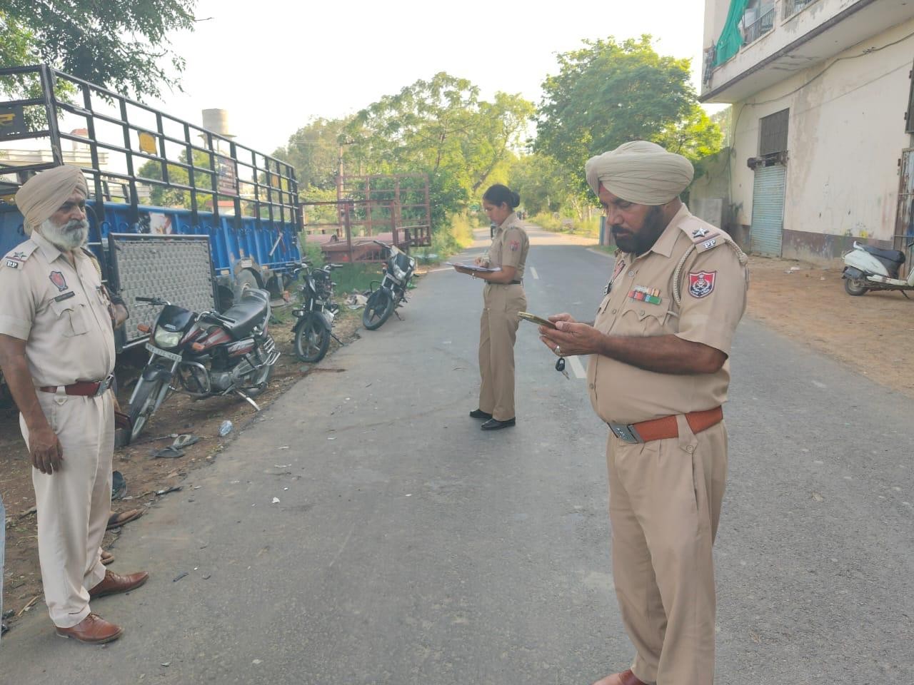 घटनास्थल पर पहुंचकर जांच करती पुलिस।