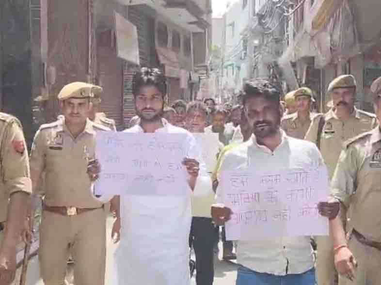 कई अपराधियों के हाथों में 'हम शपथ लेते हैं कि भविष्य में कोई अपराध नहीं करेंगे' लिखे बैनर भी थे।