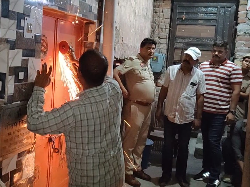 तीन माह पहले हुई रेड के दौरान गैस कटर से शराब तस्कर के मकान का गेट काटते हुए क्राइम ब्रांच और पुलिस की टीम।