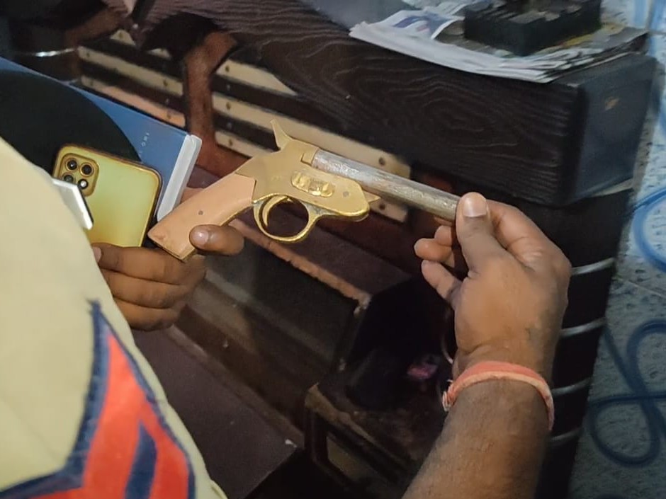 घर में तलाशी के दौरान मिला देसी कट्टा।