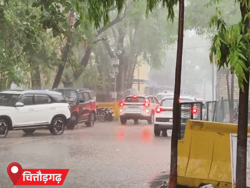 राजस्थानमधील चित्तौडगढमध्ये रविवारी दुपारी पाऊस झाला. यामुळे रस्त्यांवरून जाणाऱ्या गाड्यांना त्रास सहन करावा लागला.