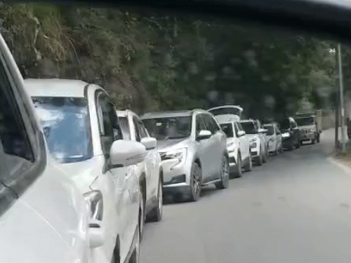 ढली-करसोग सड़क पर ट्रैफिक जाम।