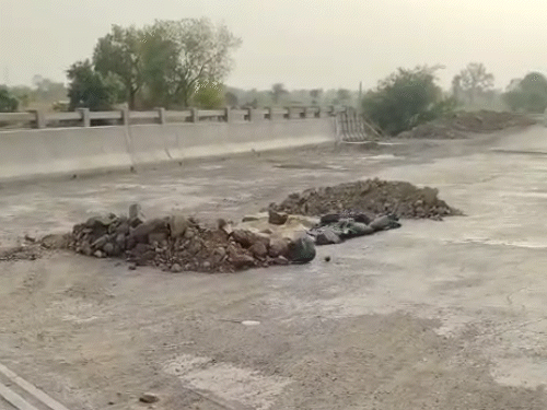 खामियां छिपाने के लिए धंसी हुई जगह पर बारदान बिछाकर मिट्टी डाल दी है।