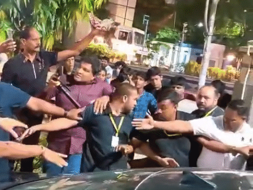 इस दौरान अरबाज खान काफी असहज नजर आए.