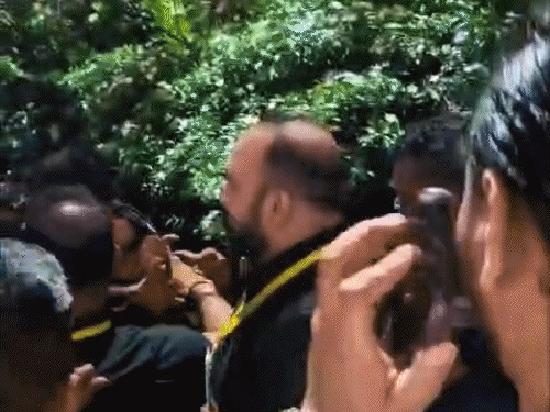 सुरक्षाकर्मियों और शख्स के बीच जमकर धक्का-मुक्की हुई.