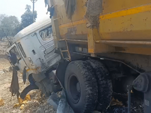 हादसे में पिकअप सामने से बुरी तरह डैमेज हो गई।