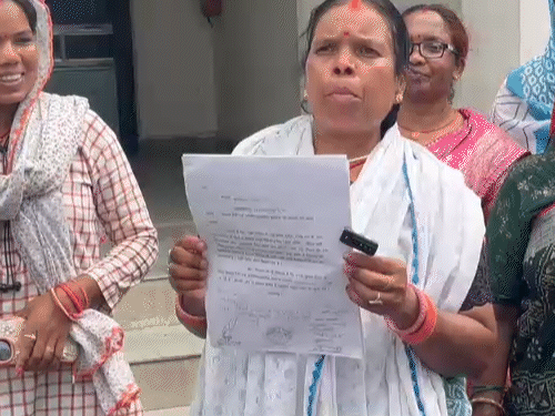 विरोधकर्ता आशा दास ने कहा कि, घर बर्बाद करने वाली ऐसी योजना नहीं चाहिए।