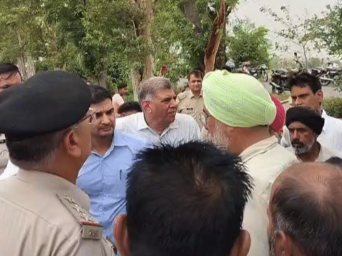 धरने की जानकारी मिलते ही एसडीएम आकाश शर्मा और डीएसपी जय भगवान मौके पर पहुंचे और लोगों को समझाने की कोशिश करने लगे।
