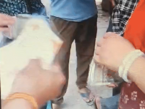 समझौते के बाद पैसे लेती महिला।