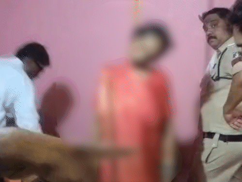 पत्नी सुशीला बाई साहू का शव एक कमरे में फंदे से लटका हुआ था।