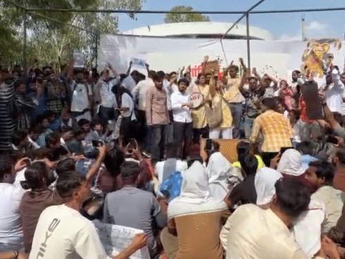 CJP के बैनर तले शहीद स्मारक में जुटे युवाओं ने केंद्रीय शिक्षा मंत्री धर्मेंद्र प्रधान के इस्तीफे की मांग की।