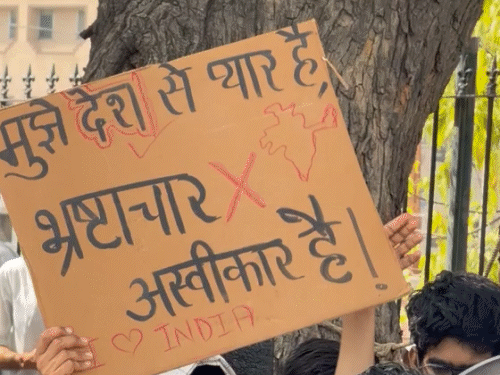 प्रदर्शन में युवा हाथों में 'मुझे देश से प्यार है, भ्रष्टाचार अस्वीकार है' नारा लिखा पोस्टर लेकर पहुंचा।