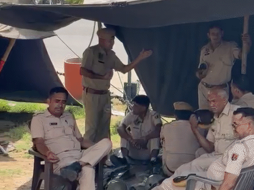 प्रदर्शन को देखते हुए मौके पर निर्भया स्क्वॉड, RAC और जयपुर पुलिस के जवान तैनात किए गए हैं।