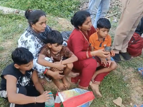 मृतक के परिजन सोमवार सुबह तक रेलवे ट्रैक पर बैठे रहे.