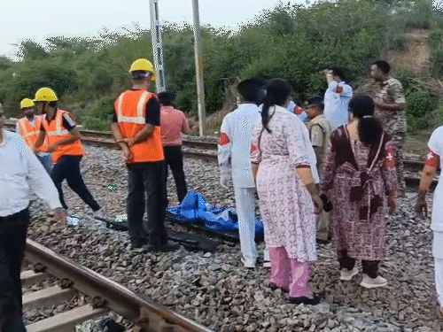 बचाव दल को ट्रैक से शरीर के अंगों को बंडलों में इकट्ठा करना पड़ा। परिजनों ने बड़ी मुश्किल से उनकी पहचान की।