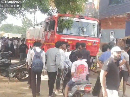 आग लगने की सूचना पर फायर ब्रिगेड की गाड़ी घटनास्थल पर पहुंची।