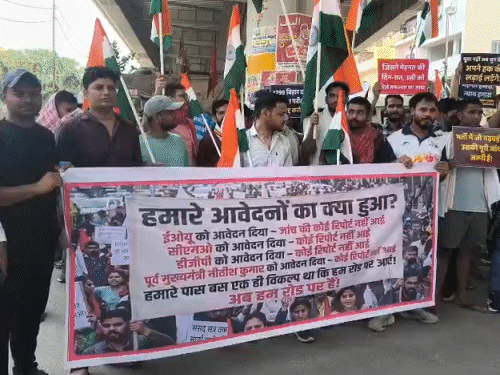 दरोगा परीक्षा के कैंडिडेट्स ने एग्जाम रद्द करने की मांग को लेकर प्रदर्शन किया था।