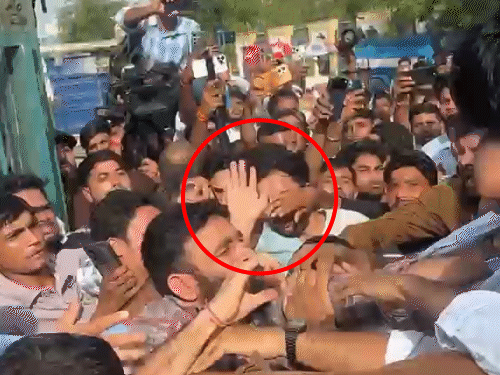 भीड़ के बीच समर्थक CJP के फाउंडर अभिजीत दीपके को कंधे पर बैठाकर ले जा रहे थे। इसी दौरान युवकों ने हमला किया।