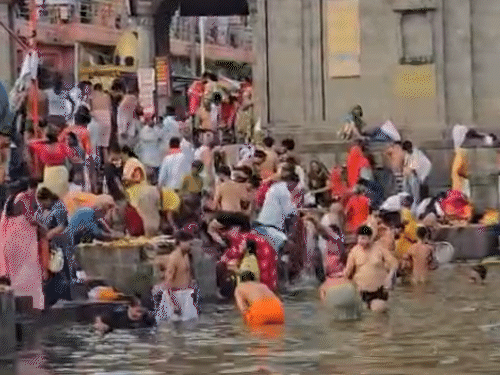 आज उज्जैन के घाट लोगों से खचाखच भरे हुए हैं.