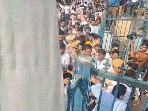 प्रदर्शन के दौरान नारेबाजी करते समय कुछ युवक आपस में भिड़ गए। इस पर पुलिस ने 1 युवक को कस्टडी लिया।