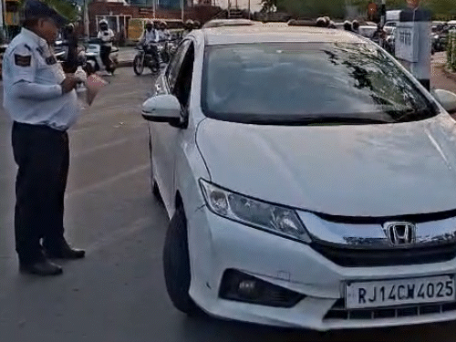 होंडा सिटी कार कार चला रही महिला को पुलिस ने रुकवाया और 14 बकाया चालान के बारे में बताया।
