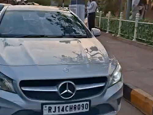 मर्सिडीज कार के 9 चालान बकाया थे। कार चला रहे युवक को इसकी जानकारी नहीं थी।