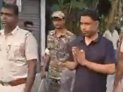जहांगीर सोमवार को हाथ जोड़कर घूमते रहे।