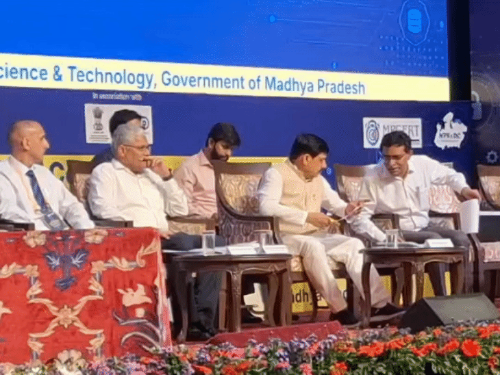साइबर सुरक्षा एवं राज्य डाटा सुरक्षा पर आयोजित राज्य स्तरीय कार्यशाला में सीएम व अन्य अतिथि।