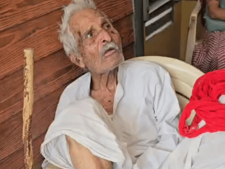 एक बुजुर्ग निवासी ने कहा, 