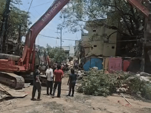 नगर निगम की टीमें पोकलेन मशीनों और जेसीबी से मकानों और दुकानों को तोड़ रही हैं.