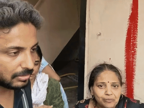एक महिला ने अपनी बेटी को रोते हुए छोड़कर अपना दुख नागरिक अधिकारियों के साथ साझा किया।