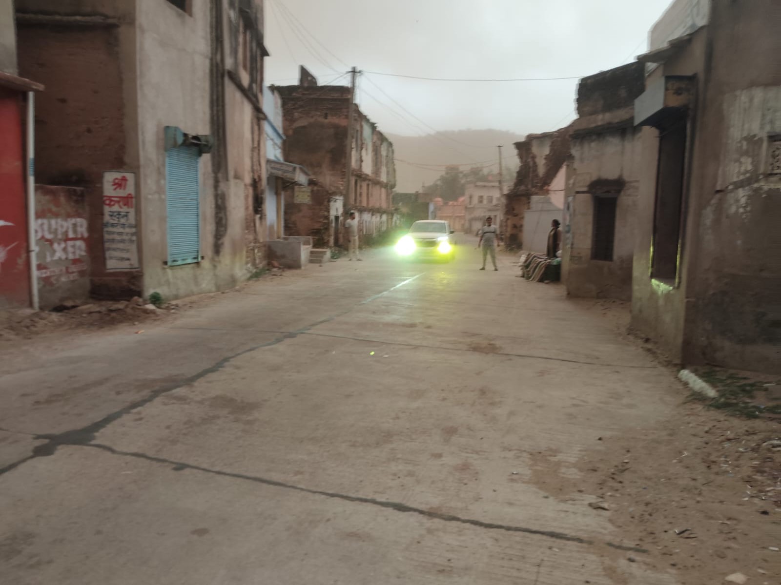 चालकों को दिन में ही वाहनों की लाइटें जलानी पड़ी।