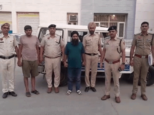 ट्रक ड्राइवर और मुख्य सप्लायर पुलिस की गिरफ्त में। साथ में डिंग थाना प्रभारी