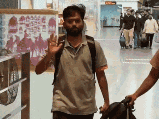 CJP के फाउंडर अभिजीत दीपके प्रदर्शन में शामिल होने के लिए रविवार रात को जयपुर पहुंच गए थे।