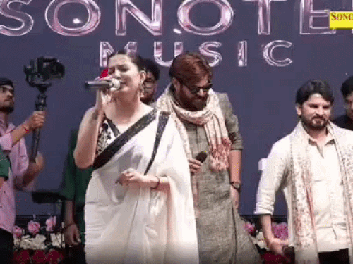 यह तस्वीर दिल्ली कार्यक्रम की है, जिसमें सपना चौधरी के साथ सभी कलाकारों ने मिलकर "बोल तेरे मीठे-मीठे" गीत प्रस्तुत किया। सिंगर मासूम शर्मा उनके पीछे खड़े दिखाई दे रहे हैं।