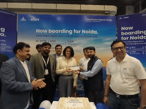 लखनऊ के चौधरी चरण सिंह अंतरराष्ट्रीय हवाईअड्डे से पहली व्यावसायिक उड़ान जेवर में उतरी है. पहली फ्लाइट में एक्ट्रेस गुल पनाग ने किया सफर.