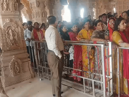 राम मंदिर में रोज करीब 1 लाख श्रद्धालु रामलला के दर्शन करने पहुंचते हैं। खास मौकों पर भीड़ 3 से 4 गुना तक बढ़ जाती है।