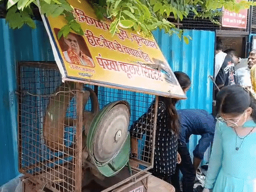 हीट वेव से बचाने के लिए नगर निगम ने कूलर लगाया है। ये हवा के साथ पानी भी बाहर फेंकता है।