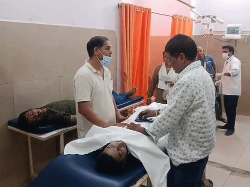 पिता ने बेटे को छाती दबा-दबाकर उठाने का प्रयास किया।
