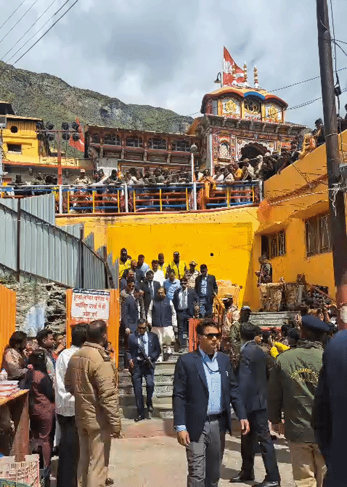 बद्रीनाथ के दर्शन कर लौट रहे मुकेश अंबानी.
