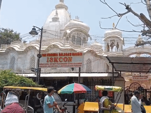 वृंदावन का इस्कॉन मंदिर। इसी मंदिर में अनिल गुप्ता अपने बेटे अभिज्ञान के साथ दर्शन करने आए थे।