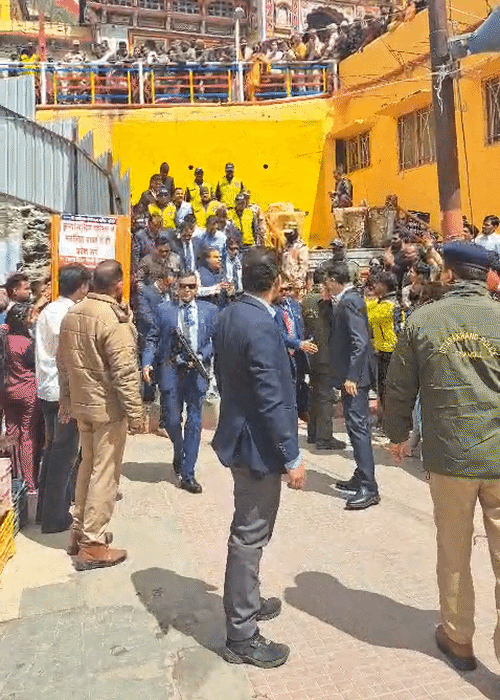 लोगों का अभिवादन करते मुकेश अंबानी.