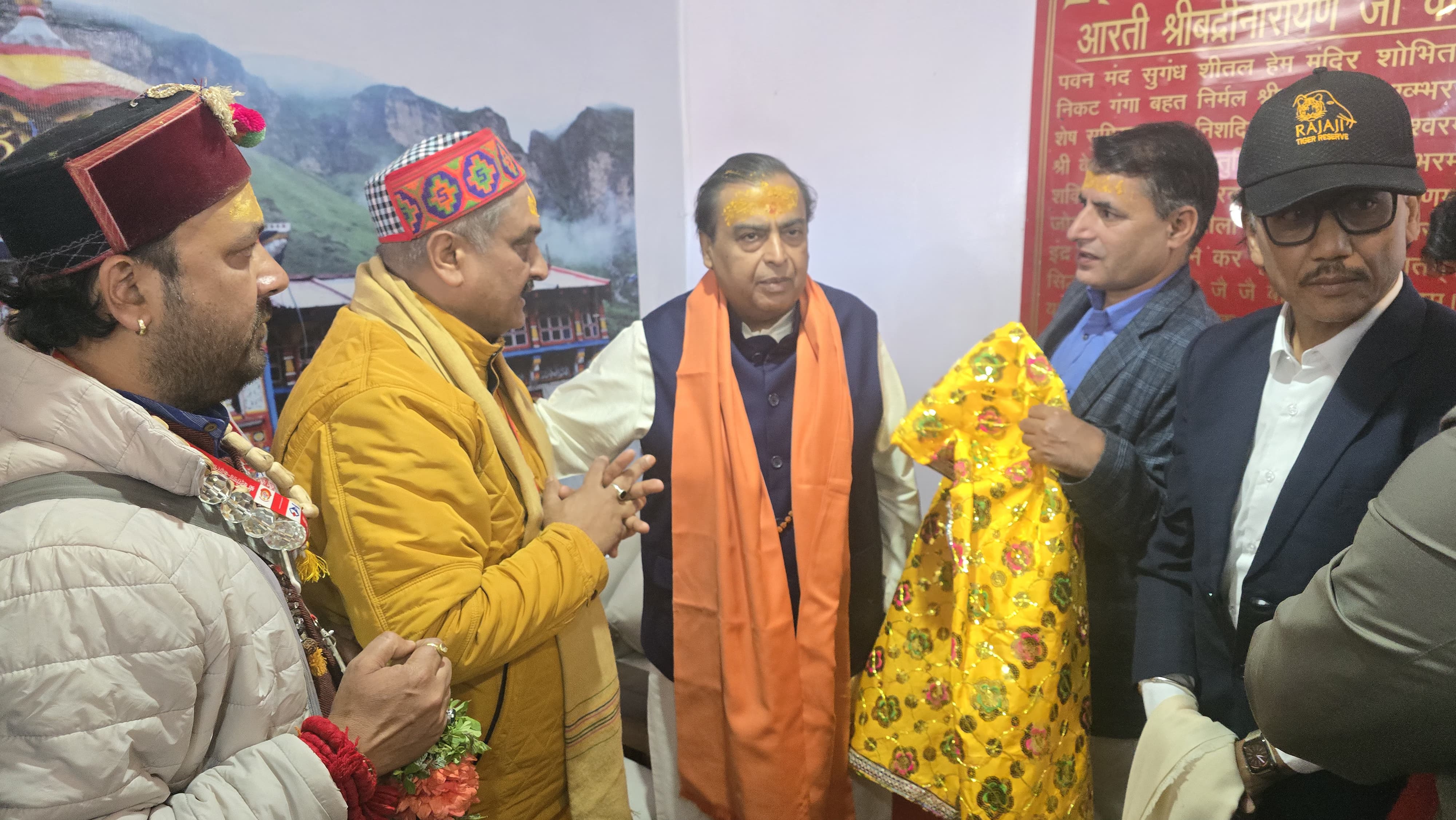 केदारनाथ बद्रीनाथ मंदिर समिति के अधिकारियों के साथ बैठक करते मुकेश अंबानी.