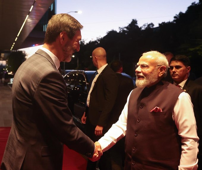 स्लोवाकिया के विदेश और यूरोपीय मामलों के मंत्री जुराय ब्लानार ने मोदी का राजधानी ब्रातिस्लावा में स्वागत किया।