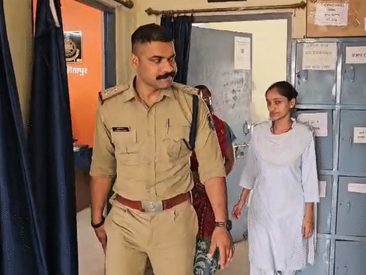 पुलिस ने आरोपी महिला को गिरफ्तार कर लिया है. उससे पूछताछ की जा रही है.