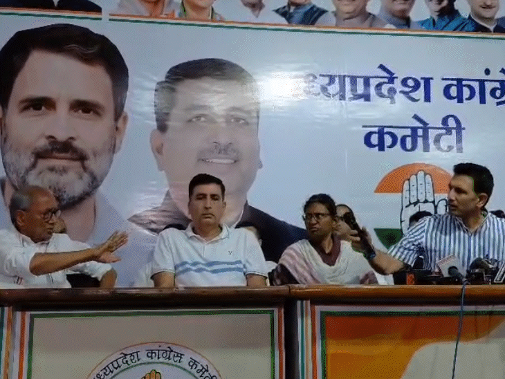 बाद में, दिग्विजय सिंह जीतू पटवारी से बोलने के लिए कहते हैं, लेकिन वह मना कर देते हैं।