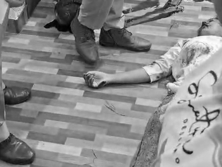 घटना स्थल की जांच करती पुलिस टीम। एफएसएल को भी बुलाया गया.