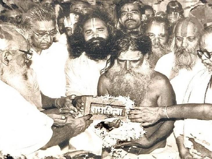 शिळा अयोध्येत पोहोचल्यानंतर रामसेवकपुरममध्ये ठेवल्या जात होत्या.